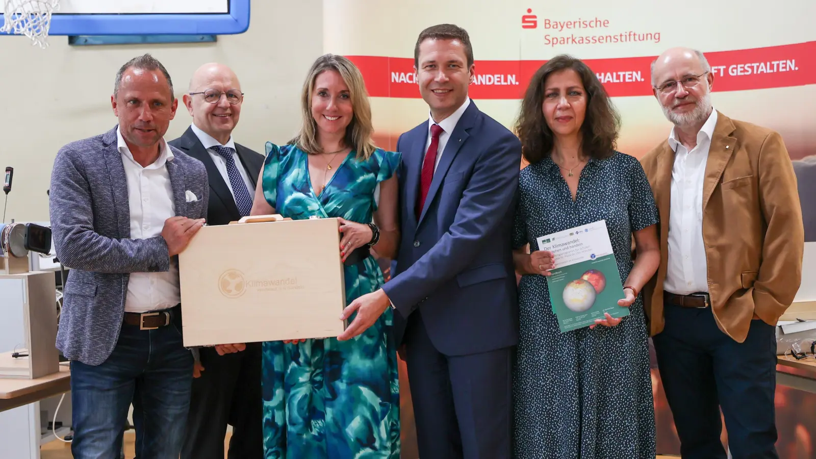 Sie stellten den LMU-Klimakoffer vor (von links): Thorsten Glauber, Ingo Krüger (Bayerische Sparkassenstiftung), Kultusministerin Anna Stolz, Matthias Dießl (Präsident des Sparkassenverbandes Bayern), Dr. Cecilia Scorza-Lesch und Prof. Harald Lesch. (Foto: STMUK)