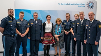 POW De Vito, POW Braun, EPHK Assenbrunner (Seminarleiter), Frau Naab (Allgemeinbildungslehrerein), Charlotte Knobloch, POWin Hilscher, POWin Ünol, LPD Zeiler (Leiter der VI. BPA) und PD Wittstadt, (stellv. Leiter der VI. BPA, von links). (Foto: Bereitschaftspolizeiabteilung Dachau)