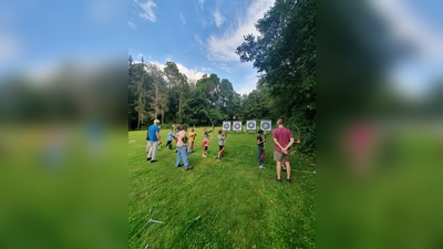 Robin Hood in Odelzhausen: Die Bogenschützen Sittenbach haben die Kinder des Ferienprogramms in die Kunst des Bogenschießens eingeführt. (Foto: KJR Dachau)