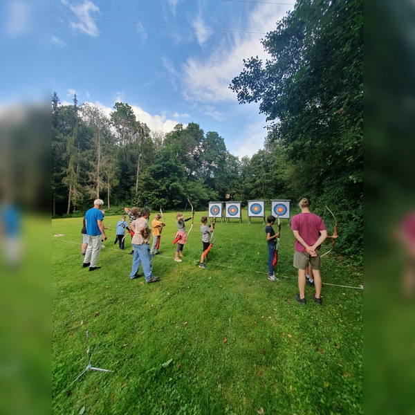 Robin Hood in Odelzhausen: Die Bogenschützen Sittenbach haben die Kinder des Ferienprogramms in die Kunst des Bogenschießens eingeführt. (Foto: KJR Dachau)