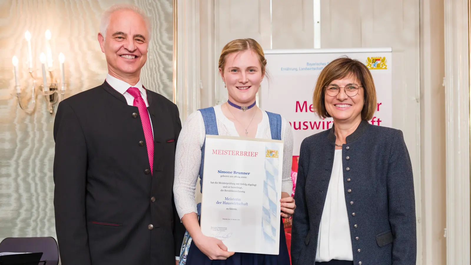 Der Regierungspräsident von Oberbayern Dr. Konrad Schober und Regierungsdirektorin Maria Anzenberger (StMELF) überreichten Simone Brunner (Mitte) im Schloss Nymphenburg den Meisterbrief. (Foto: H. Seyfarth/StMELF)