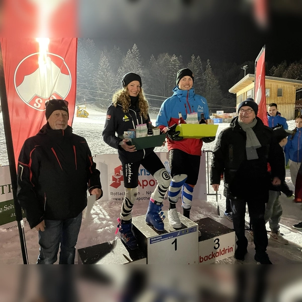 Goldener Ski der Stadt Dachau (von links nach rechts): Manfred Reiter, 1. Vorsitzender des SC-Dachau, Clara Baltes, Philip Schmied und Günter Dietz, Sportreferent der Stadt Dachau. (Foto: Ski-Club Dachau e.V.)