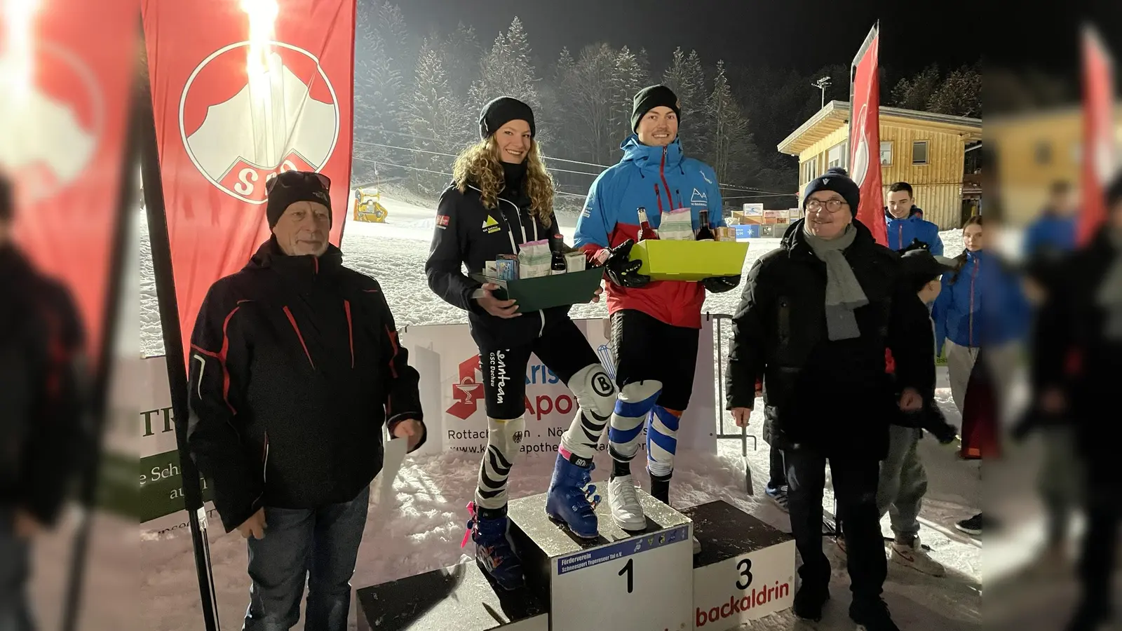 Goldener Ski der Stadt Dachau (von links nach rechts): Manfred Reiter, 1. Vorsitzender des SC-Dachau, Clara Baltes, Philip Schmied und Günter Dietz, Sportreferent der Stadt Dachau. (Foto: Ski-Club Dachau e.V.)