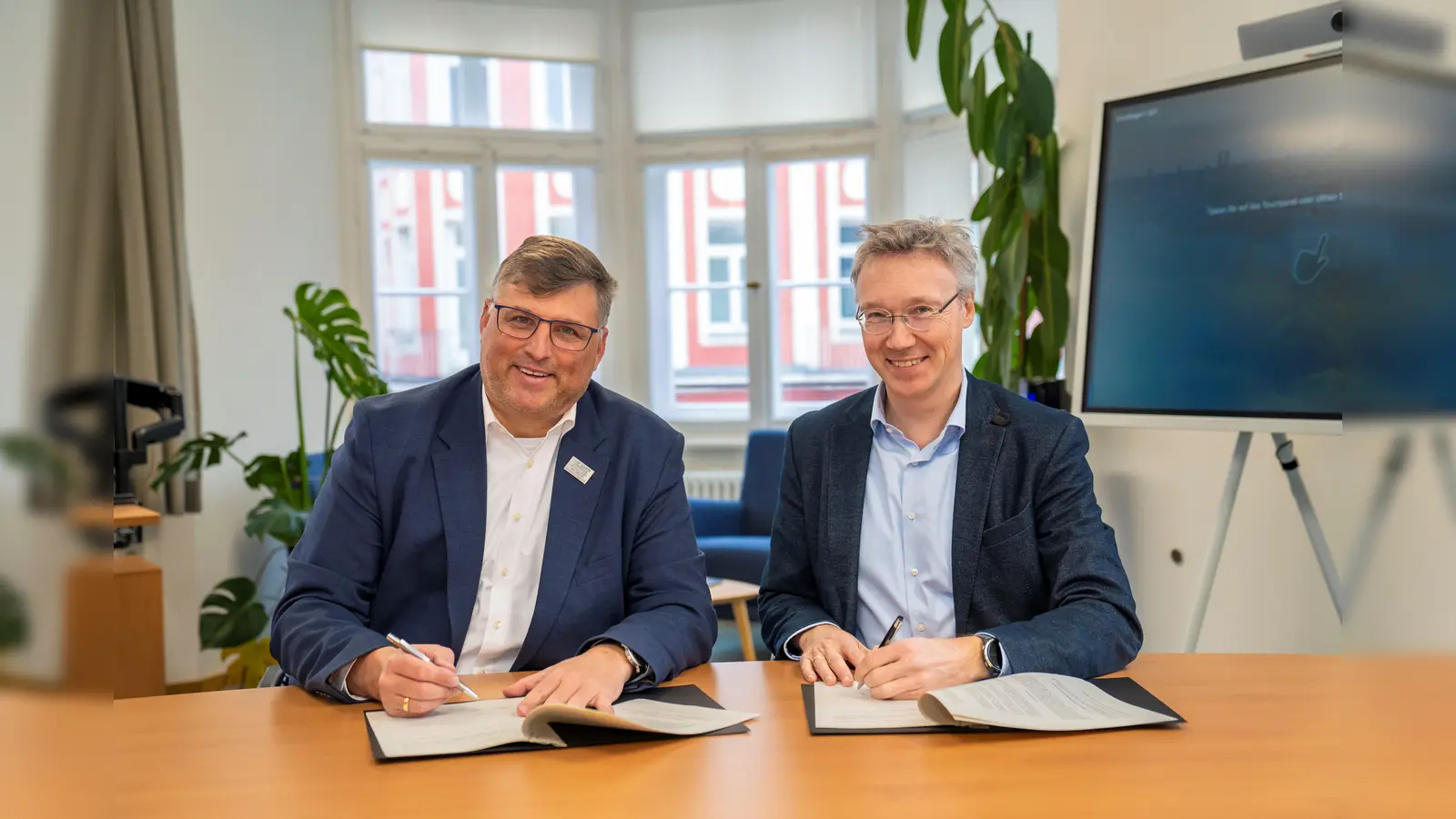 Dachaus Landrat Stefan Löwl und Münchens Mobilitätsreferent Georg Dunkel unterzeichnen die Vereinbarung für die Untersuchung einer Tram zwischen München und Dachau.  (Foto: LHM/MOR, DobnerAngermann)