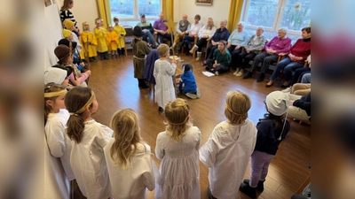 Die kleinen Schauspielerinnen und Schauspieler haben den Senioren mit ihrem Weihnachtsspiel eine große Freude gemacht. (Foto: BRK)