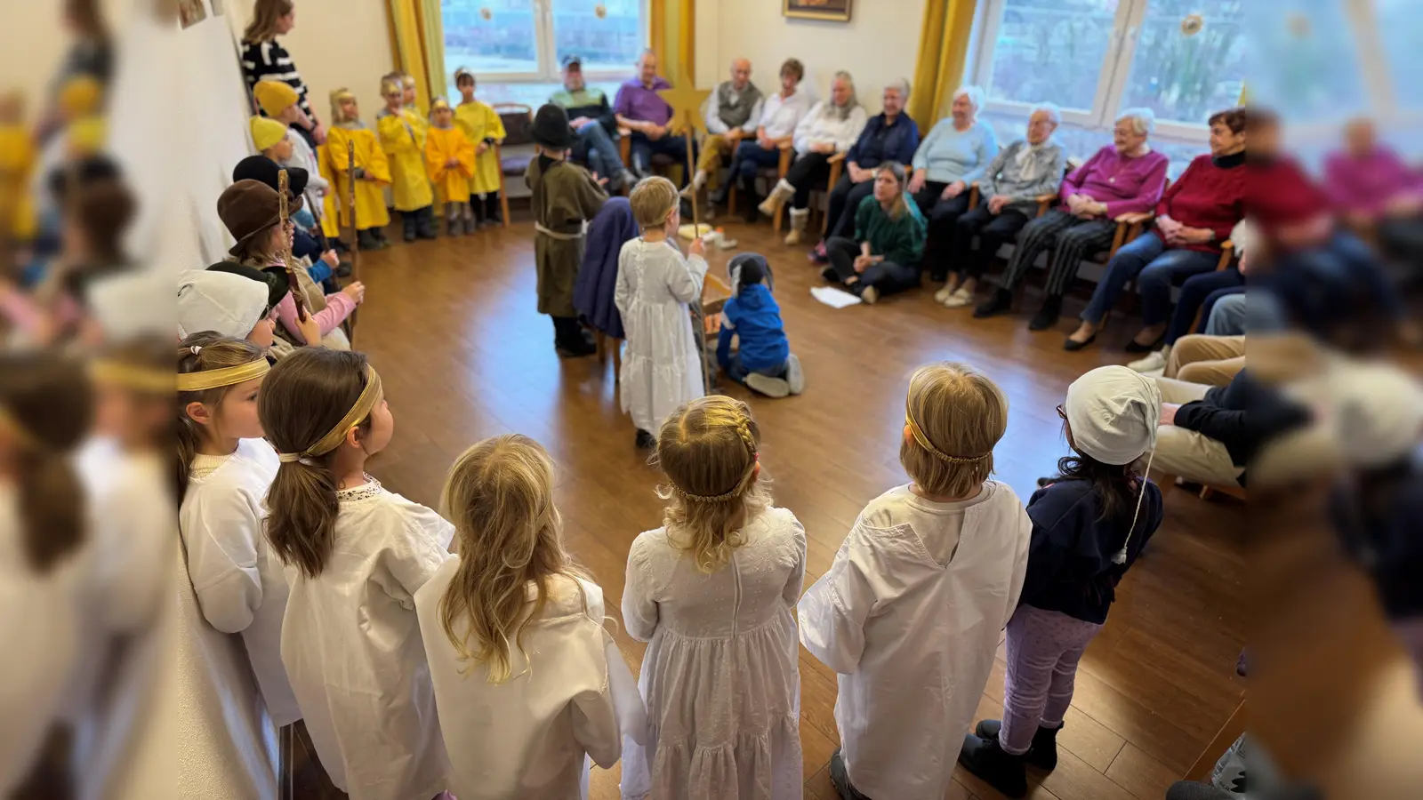 Die kleinen Schauspielerinnen und Schauspieler haben den Senioren mit ihrem Weihnachtsspiel eine große Freude gemacht. (Foto: BRK)