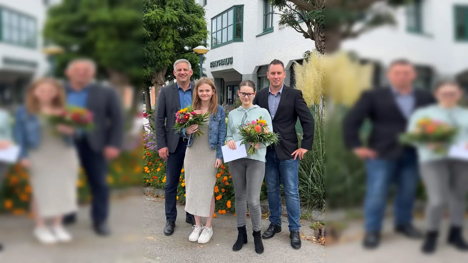 1.Bürgermeister Christian Blatt, Vanessa Matheis, Jasmin Doll und Geschäfts-u. Ausbildungsleiter Robert Wagner (von links). (Foto: Gemeinde Erdweg)