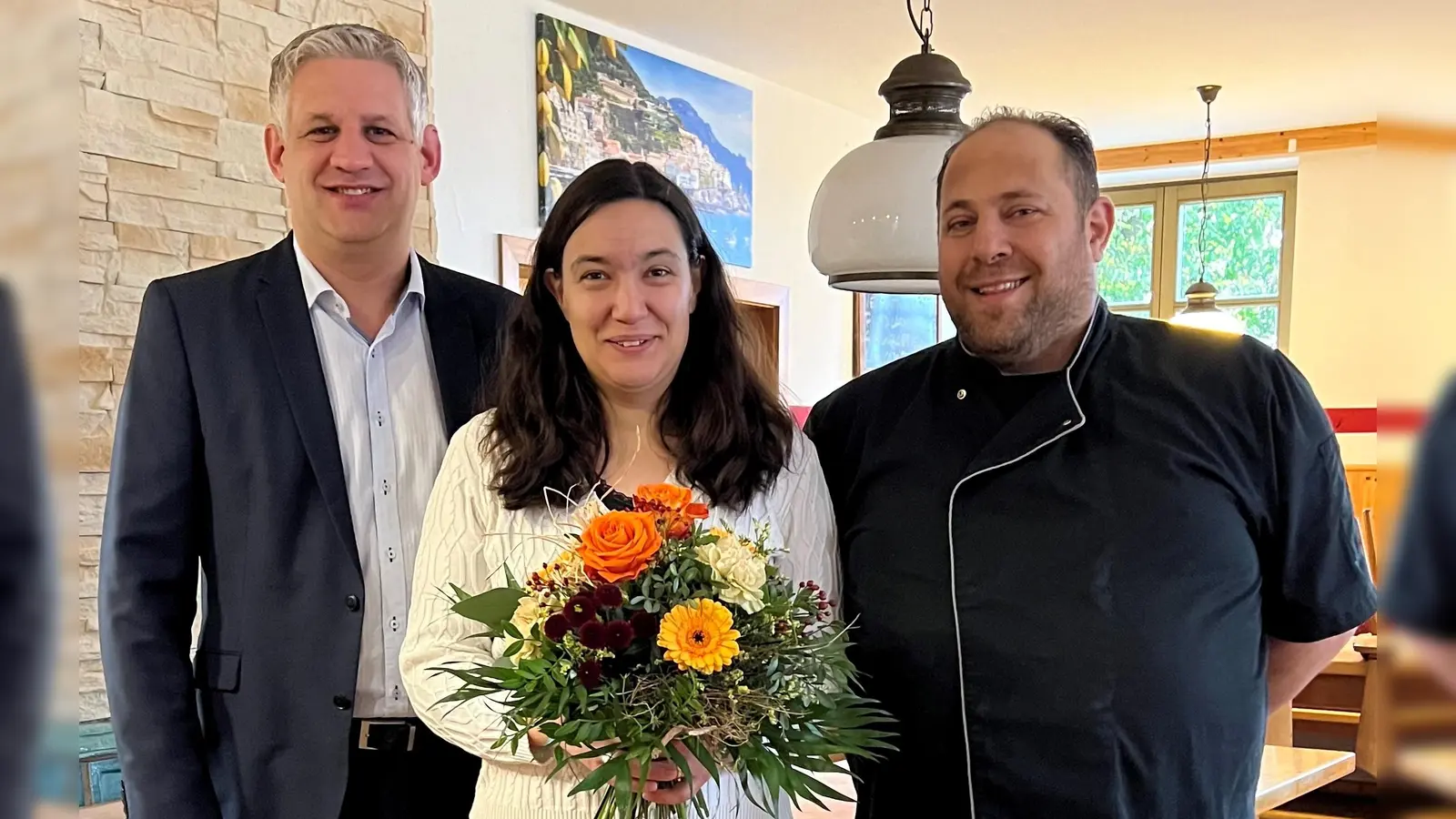 1. Bürgermeister Christian Blatt zusammen mit Sandra Dias-Inzirillo und Francesco Inzirillo. (Foto: Gemeinde Erdweg)