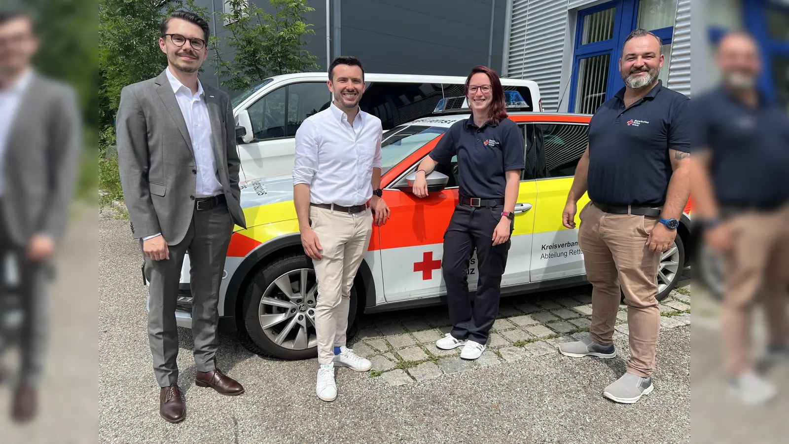 Denise Stalph (Mitte) mit dem BRK-Kreisgeschäftsführer Dennis Behrendt (links), Jan-Philipp Madignier und Martin Noß (rechts). (Foto: BRK Dachau)