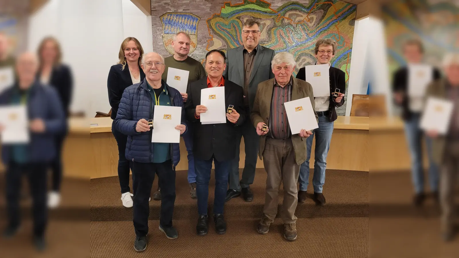 Johann Fritz, Lorenz Wittmann, Michael Keller (vorne von links nach rechts), Sabine Schöttl (SGL unB Dachau), Günter Schön, Landrat Stefan Löwl und Barbara Karcher (hinten von links nach rechts). (Foto: Landratsamt Dachau, Amadea Satzinger)