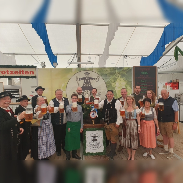 Ein Prost auf ein zünftiges Volksfest! (Foto: Januschkowetz)