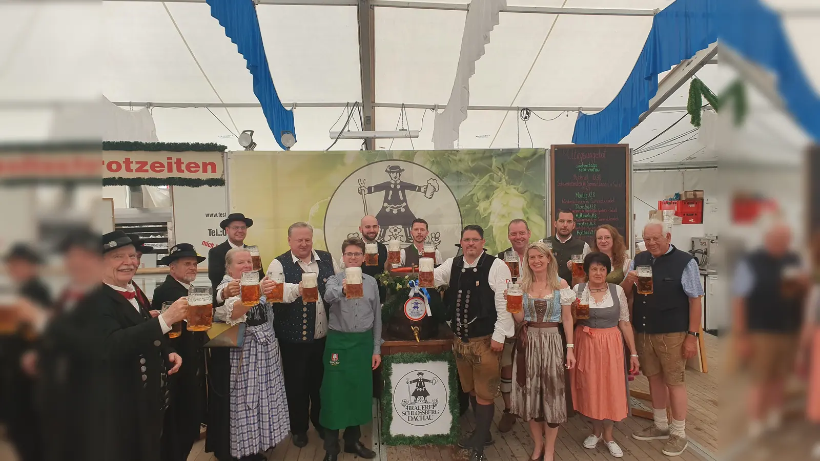 Ein Prost auf ein zünftiges Volksfest! (Foto: Januschkowetz)