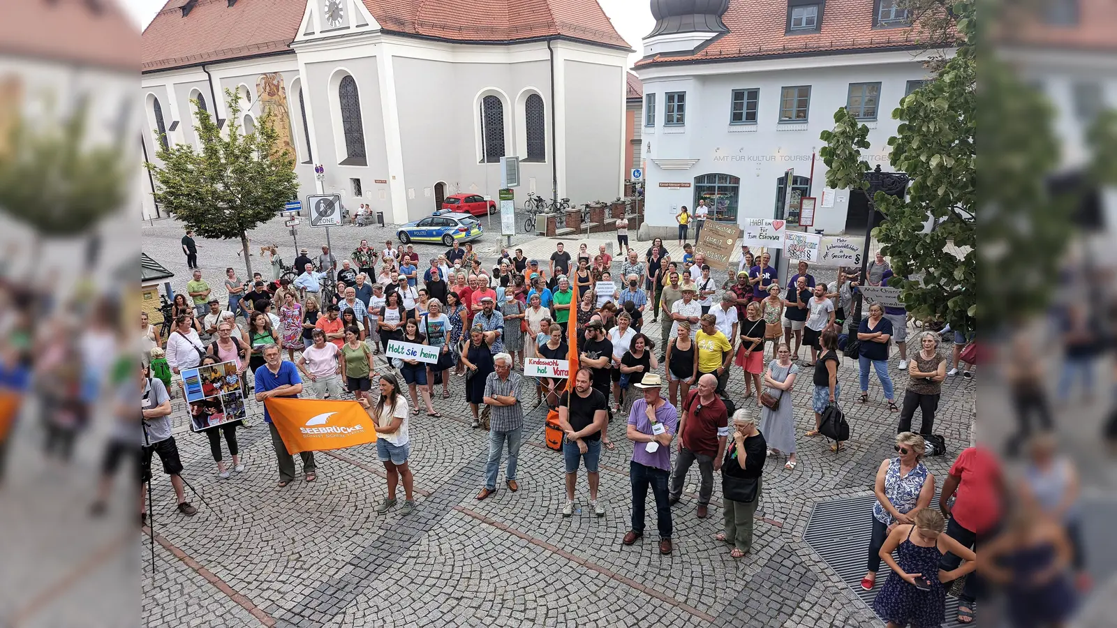 Rund 300 Menschen kamen am Dachauer Rathausplatz zusammen, um für Familie Esiovwa zu demonstrieren. (Foto: Seebrücke Dachau e.V.)