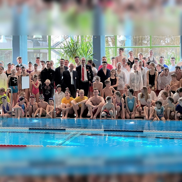 Max Frisch, Dennis Behrendt, Jörg Westermair und Bernhard Seidenath (von li) umringt von den Schwimmerinnen und Schwimmern vor dem Wettkampf. (Foto: BRK Dachau)