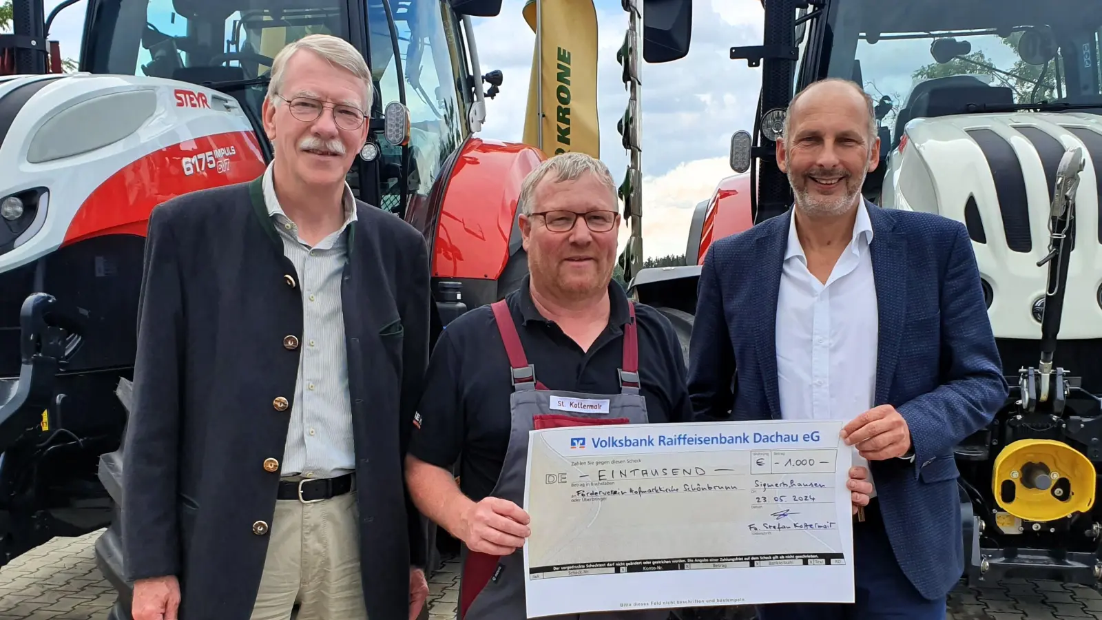 Scheckübergabe an den Förderverein (von rechts): Michael Wockenfuß, 1. Vorsitzender des Fördervereins, Stefan Kottermair und Burkhard Haneke, 2. Vorsitzender des Fördervereins. (Foto: red)