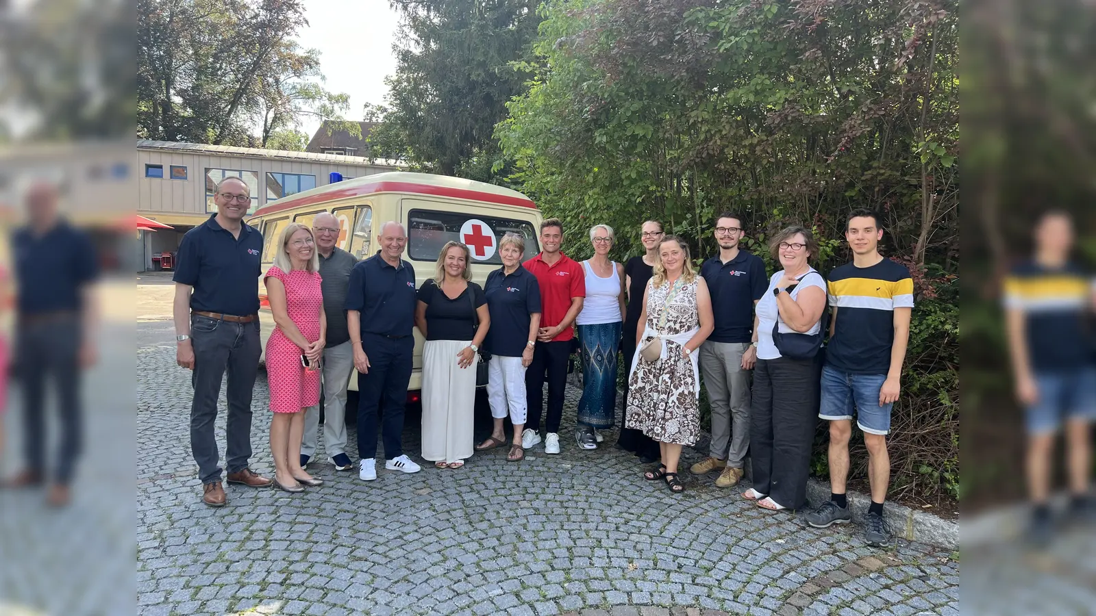 Der BRK-Kreisvorsitzende Bernhard Seidenath mit seiner Frau Alexandra Gorges (links), Jörg Westermair (Vierter von links), Angelika Gumowski, Michael Schäfer (Mitte) und Dennis Behrendt (Dritter von rechts), Max Frisch (Dritter von links) mit den neuen Rotkreuzlerinnen und Rotkreuzlern.  (Foto: BRK )