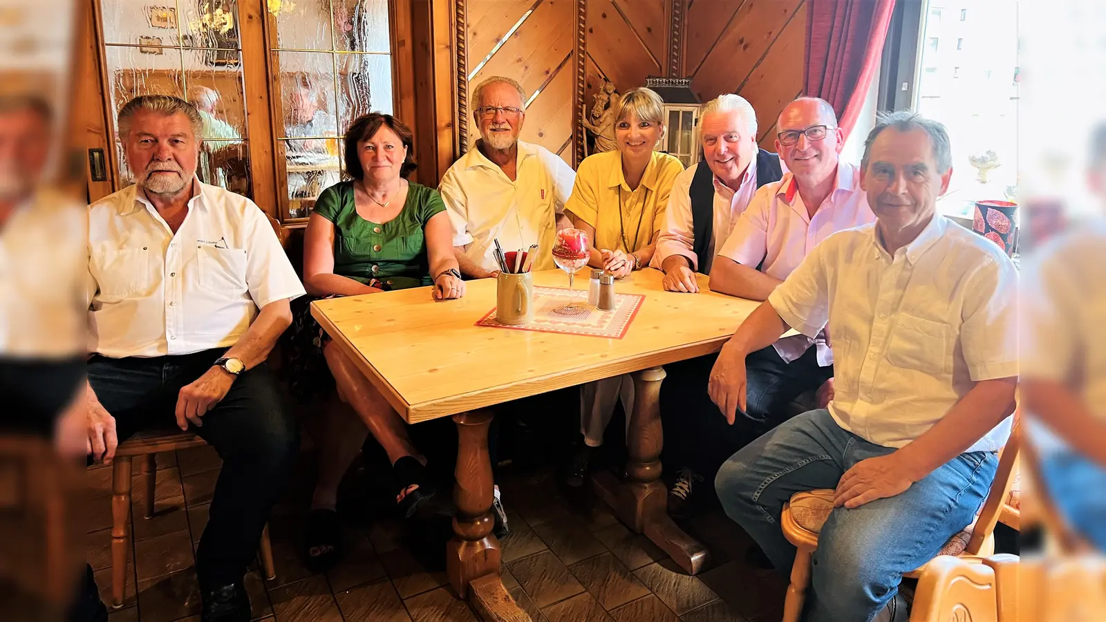 Freuen sich über ein erfolgreiches Karlsfelder Siedlerfest 2022 (von li) Gerhard Proske, Festreferentin Christa Berger-Stögbauer, Walter Hübner, Manuela Brandl, Peter Brandl, Manfred Klein (1. Vorstand Siedlergemeinschaft Karlsfeld-Nord) und Siegfried Weber (2. Vorstand Siedlergemeinschaft Karlsfeld-Nord). (Foto: Weimer & Paulus)