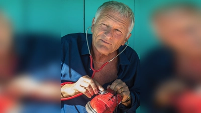 „Kauf dir die roten Schuh”: Am Freitag 31. Januar, Josef Brustmann kommt mit seinem Programm „Das Leben ist kurz - kauf die roten Schuh’ in die Weilachmühle. (Foto: Jobst Hahn)