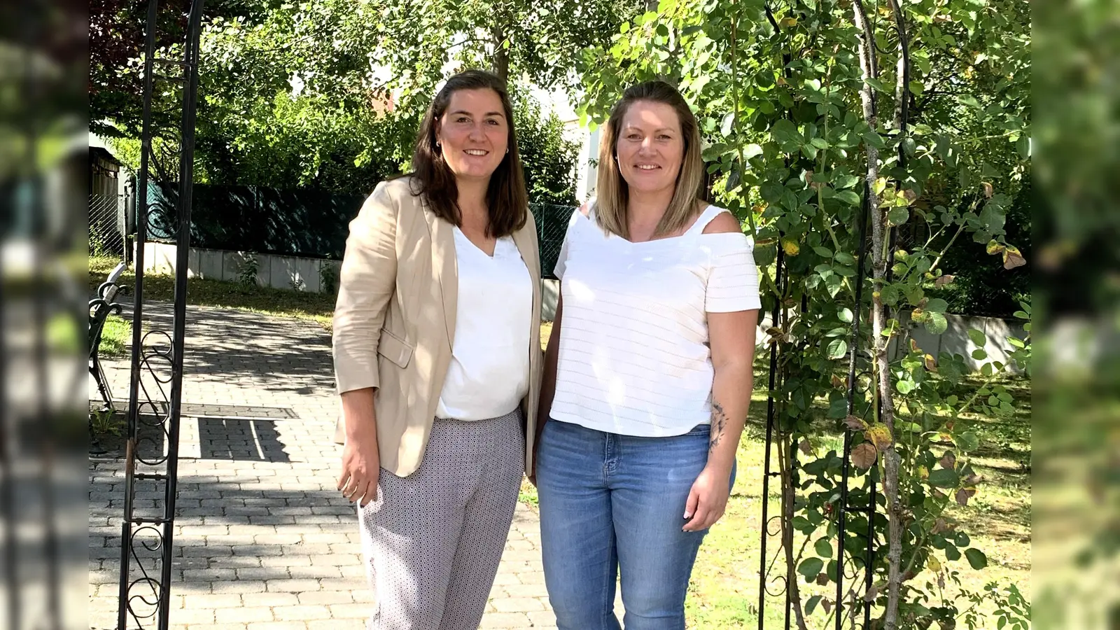 Laura Kellerhoff (li), neue Direktorin im Kursana Domizil Dachau, und Juliane Kniese, die neue Pflegedienstleiterin.  (Foto: Kursana)