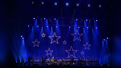 Ein großes, stimmungsvolles Ereignis ist das Mitsing-Konzert an Weihnachten in der Olympiahalle. Das Publikum wird Teil der Veranstaltung. (F.: Global Concerts/ Stefan M. Prager)