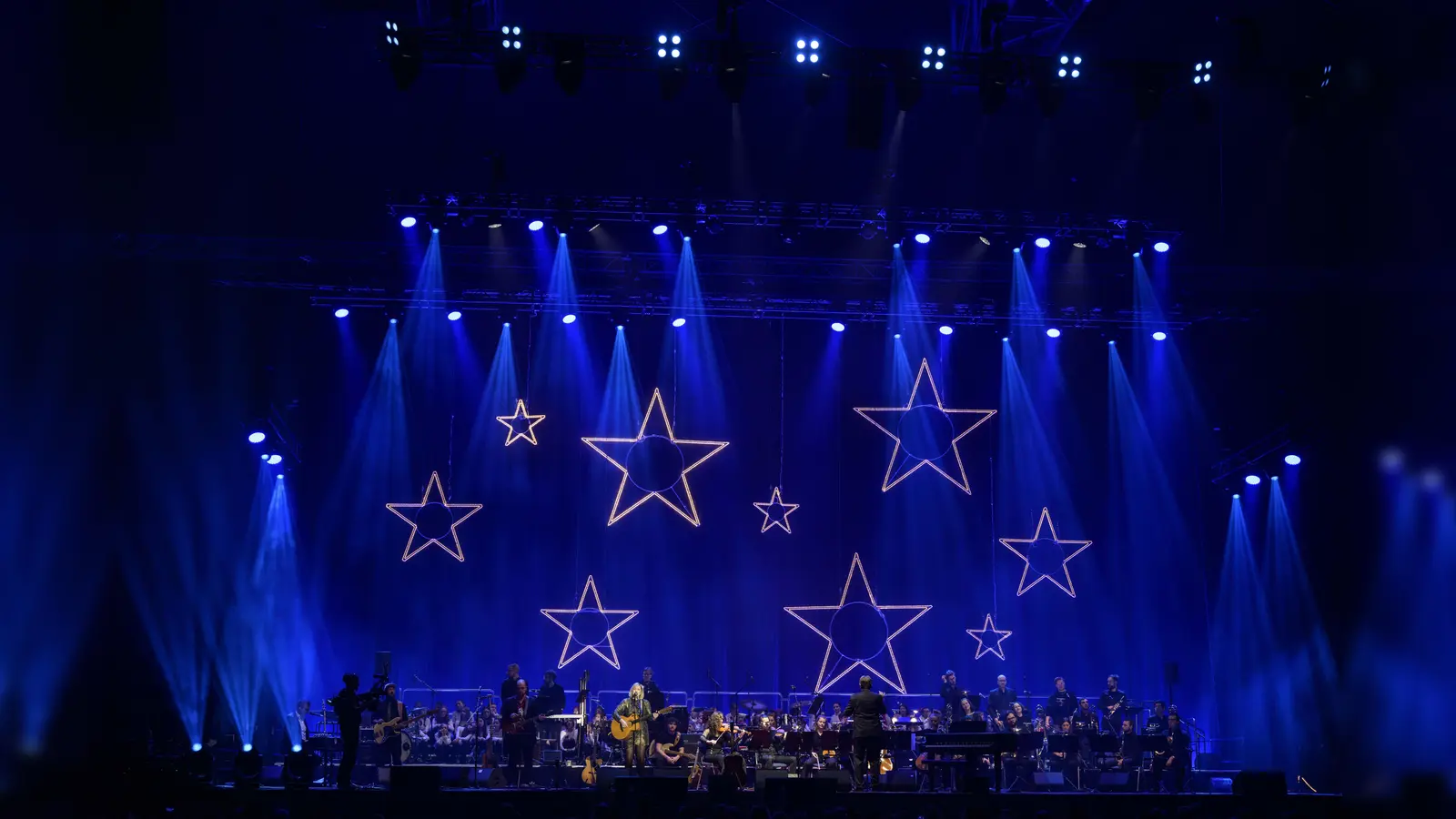 Ein großes, stimmungsvolles Ereignis ist das Mitsing-Konzert an Weihnachten in der Olympiahalle. Das Publikum wird Teil der Veranstaltung. (F.: Global Concerts/ Stefan M. Prager)