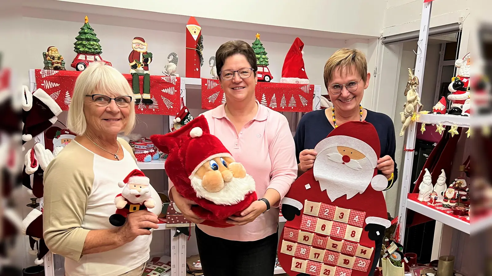 Rita Schieri, Brigitte Solleder und Rosi Schaller in der „Weihnachtsabteilung“ der Dachauer Tafel. (Foto: Dachauer Tafel)