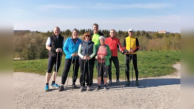 Die Nordic-Walking Gruppe der Soli Dachau e.V. trifft sich immer mittwochs zum gemeinsamen Training. (Foto: Soli Dachau e. V.)