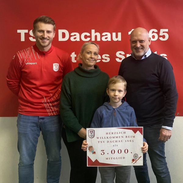 Freude bei der Begrüßung des 3.000. Mitglieds (v.l.): Fabian Kristyn-Petri (Leitung Kindersportschule), Vicky Pohl (Mitgliederverwaltung), Vincent sowie Vereinsvorsitzender Wolfgang Moll. (Foto: TSV Dachau)