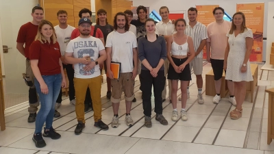 Obermeisterin Anna Huber (vorne links) und Sabrina Steinau (rechts) eröffneten mit den jungen Gesellen die Ausstellung in der Sparkasse. (Foto: jj)