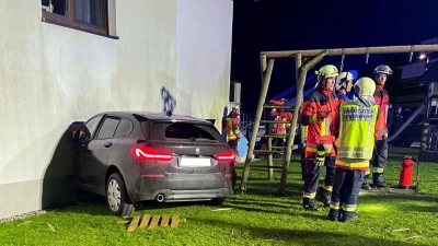 Mitten in der Nacht krachte dieses Auto in ein Wohnhaus. (Foto: Kreisbrandinspektion Dachau)