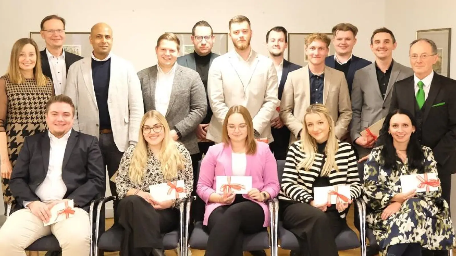 Hermann Krenn (hinten r.), Thomas Schmid (hinten, 2. v.l.) sowie Sabrina Steinau (hinten l.) ehrten (vorne v.l.): Stefan Demmel, Carina Stoppler, Vivien Pflüger, Nicole Reimann, Jessica Koppitz sowie (hinten v.l.) Rishi Sharma, Martin Klössinger, Sebastian Jäschke, Milos Protic, Luca Helfer, Stefan Steger, Philipp Varga und Matthias Burgstaller. (Foto: Sparkasse)