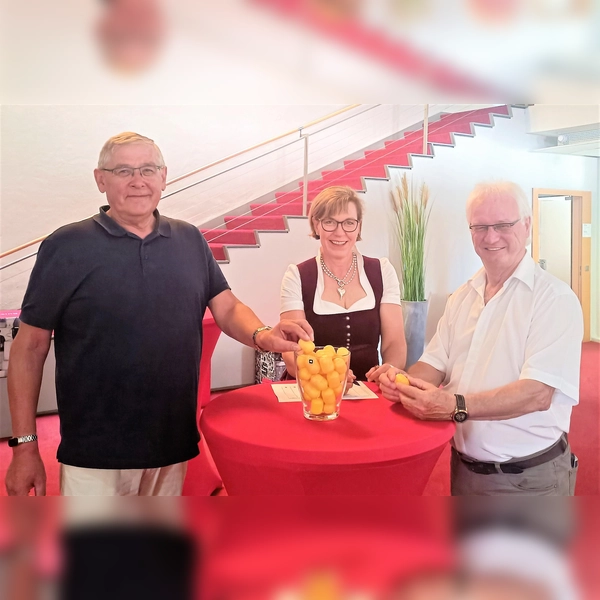 Alfred Reiner (li), Susanne Allers und Peter Haug bei der Auslosung der Vorrundengruppen. (Foto: Sparkasse)