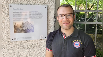 Markus Erhorn mit der neuen Informationstafel. (Foto: FW)