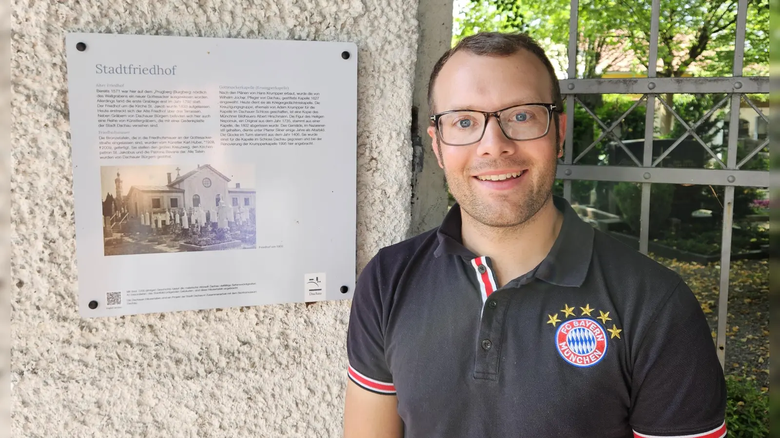 Markus Erhorn mit der neuen Informationstafel. (Foto: FW)