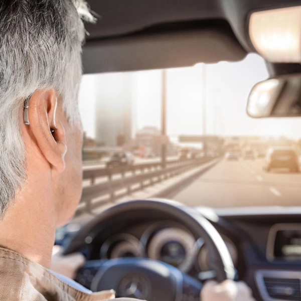 Ein schlechtes Gehör kann das Sicherheitsempfinden der Verkehrsteilnehmer negativ beeinflussen. (Foto: BVHI / www.martinbolle.de)