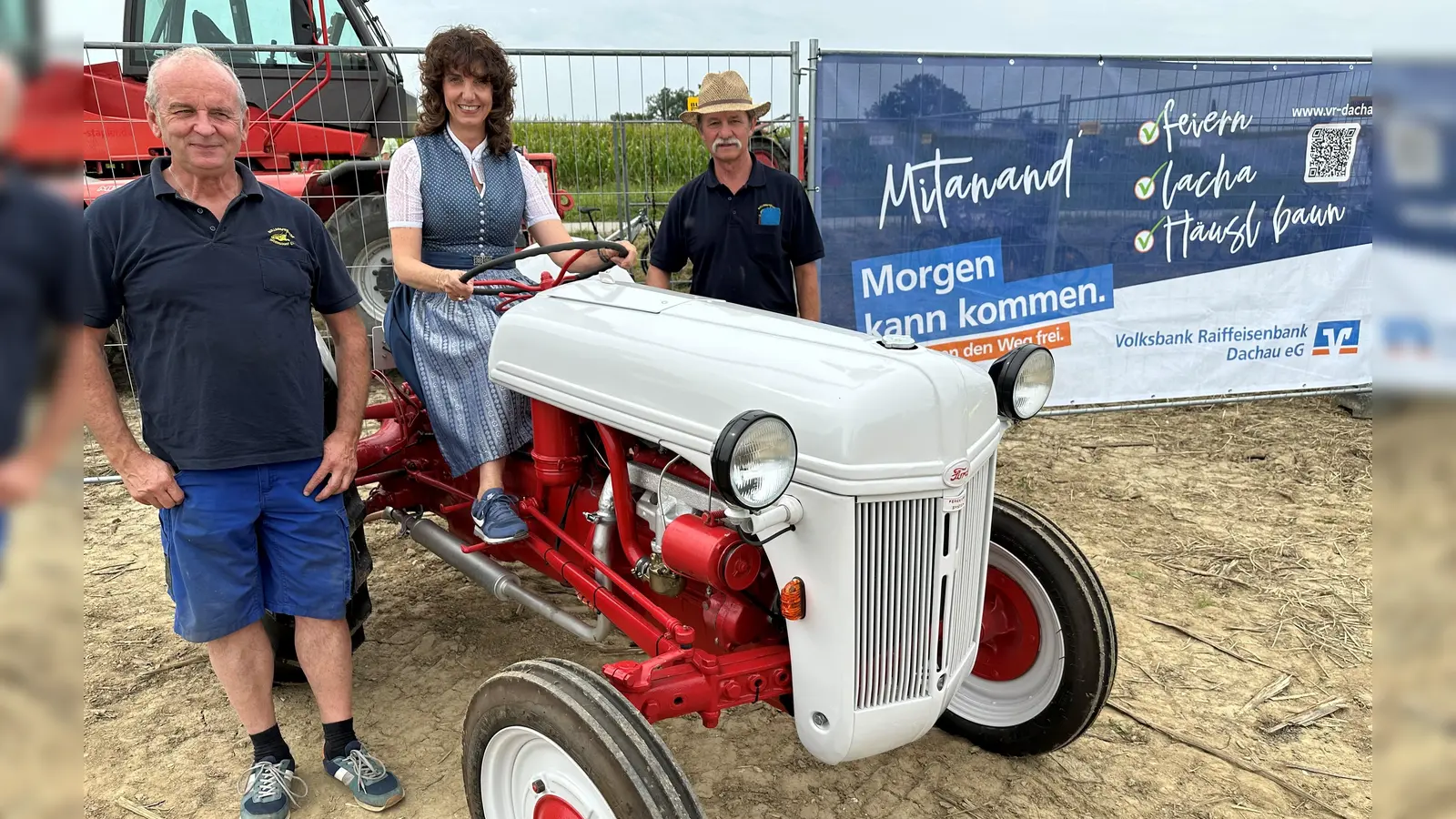 Voller Stolz präsentierten die beiden Vereinsvorstände der Bulldogfreunde Indersdor, fPaul Hofmann (links) und Karl-Heinz Tschumpl (rechts) mit Michaela Steiner das 76 Jahre alte Fahrzeug.  (Foto: Volksbank Raiffeisenbank )