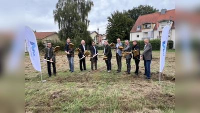 Der Spatenstich für die Seniorentagesstätte und bezahlbaren Wohnraum ist erfolgt (von links): Josef Riedlberger, Bauingenieur Christian Kobold, Markus Hertlein, Bürgermeister in Hilgertshausen-Tandern, Stefan Reith (WLD), Bernhard Seidenath, Architekt Josef Obesser, Michael Schäfer und Stefan Egenhofer (WLD). (Foto: BRK-Kreisverband Dachau)