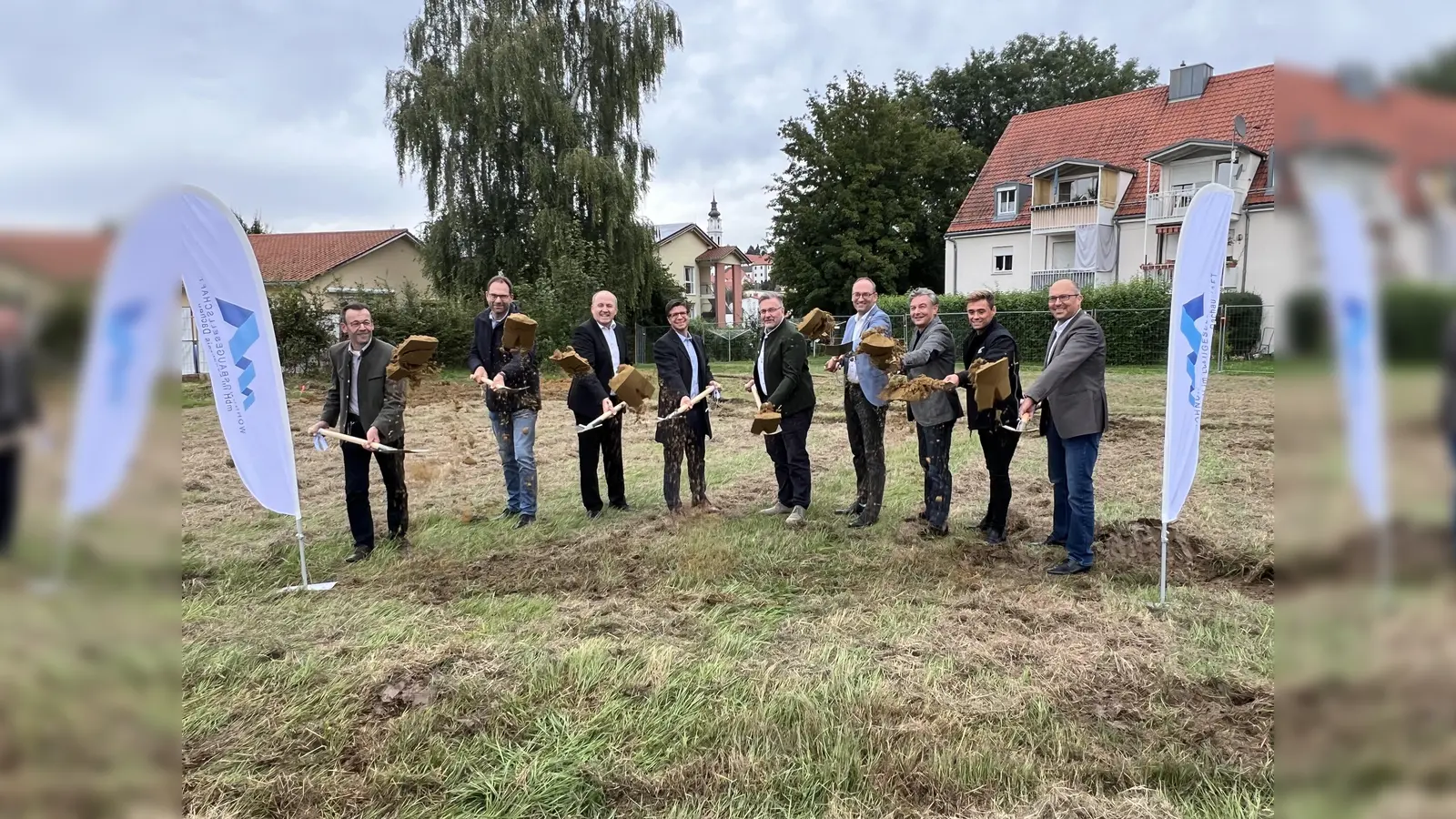 Der Spatenstich für die Seniorentagesstätte und bezahlbaren Wohnraum ist erfolgt (von links): Josef Riedlberger, Bauingenieur Christian Kobold, Markus Hertlein, Bürgermeister in Hilgertshausen-Tandern, Stefan Reith (WLD), Bernhard Seidenath, Architekt Josef Obesser, Michael Schäfer und Stefan Egenhofer (WLD). (Foto: BRK-Kreisverband Dachau)