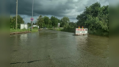 Etliche überflutete Straßen mussten gesperrt werden. (Foto: cb)