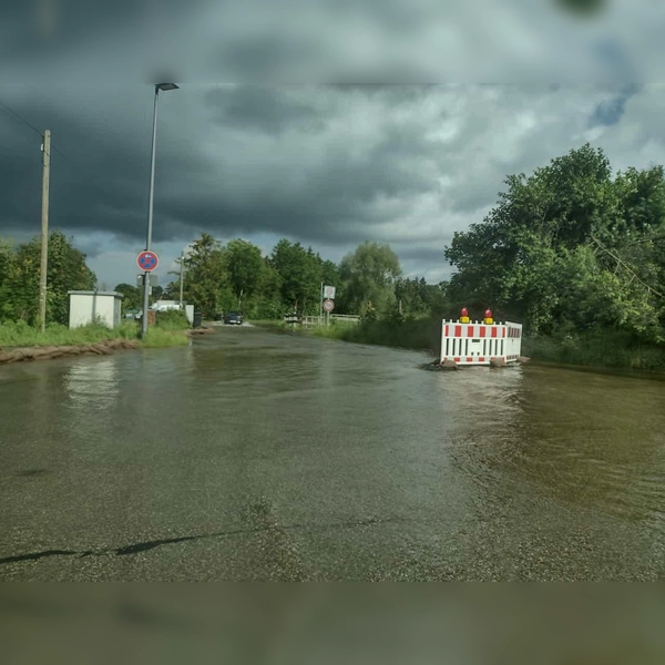 Etliche überflutete Straßen mussten gesperrt werden. (Foto: cb)