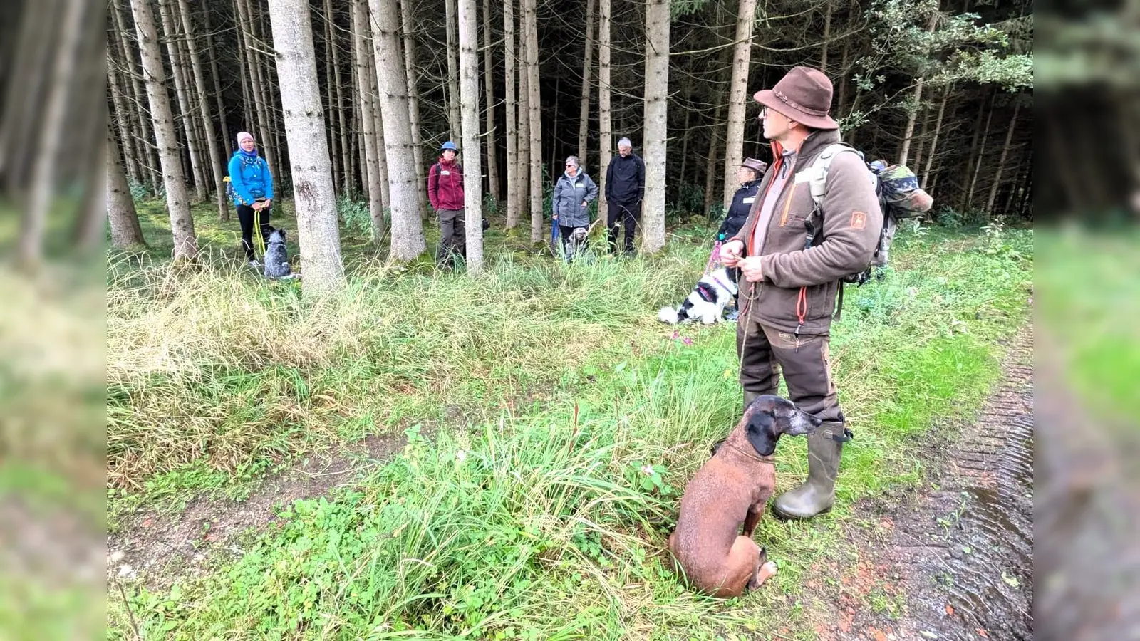 Mit den Augen des Jägers: Thomas Schretzlmeier unterwegs beim Workshop von Melissa Rensland im Niederrother Forst.  (Foto: Melissa Rensland)