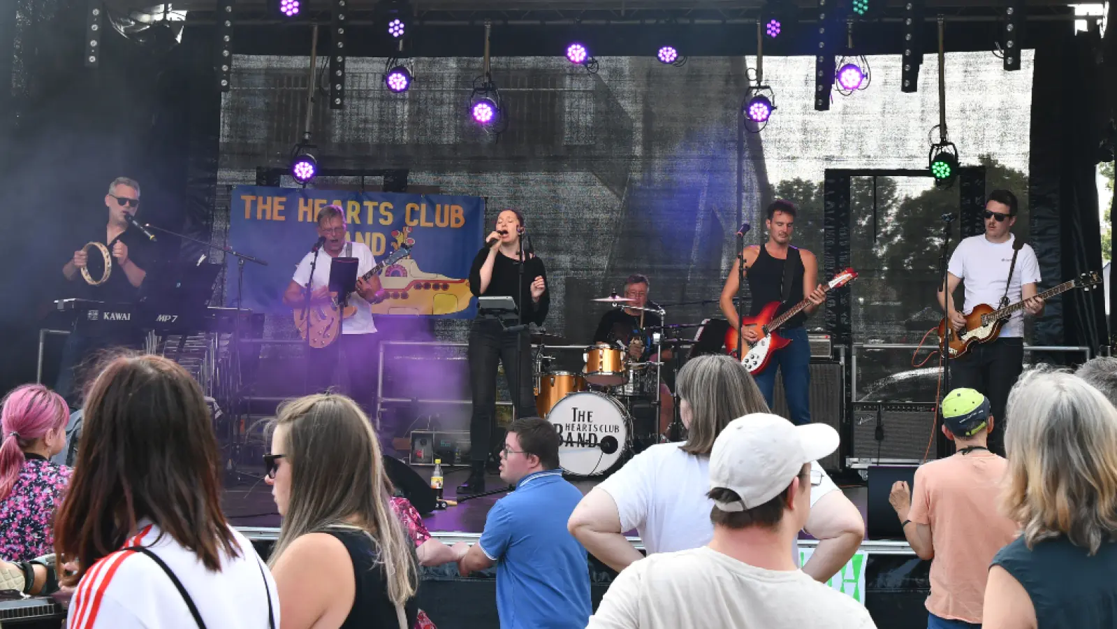 Mehrere Partybands sorgen für Stimmung auf dem Dorffest. (Foto: Franziskuswerk)