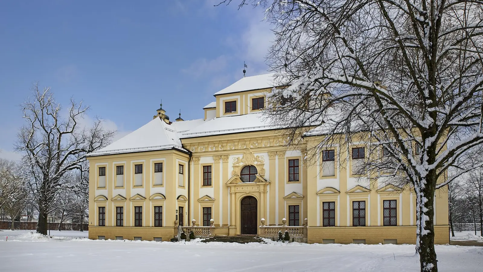 Mit der Eintrittskarte zur Weihnachtsmesse kann man auch alle drei Schlösser besuchen. Auf dem Foto zu sehen ist Schloss Lustheim.  (Foto: © Bayerische Schlösserverwaltung, Maria Scherf)