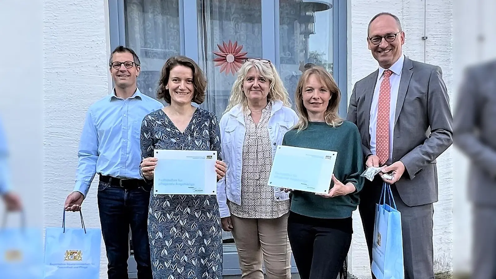 Lasse Collmann (Gemeindecaritas und Leiter Seniorendienste), Heidi Schaitl (Caritas-Kreisgeschäftsführerin), Inge Hasselbrink (Koordinatorin Seniorenbegleiter/-innen), Madlen Hardtke (Fachstelle für pflegende Angehörige) und MdL Bernhard Seidenath (von li). (Foto: Caritas)