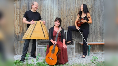 Rudi Zapf (Pedalhackbrett und Knopfakkordeon), Sunny Howard (Violine) und Ingrid Westermeier (Gitarre) sind das Rudi-Zapf-Trio. (Foto: Rudi Zapf)