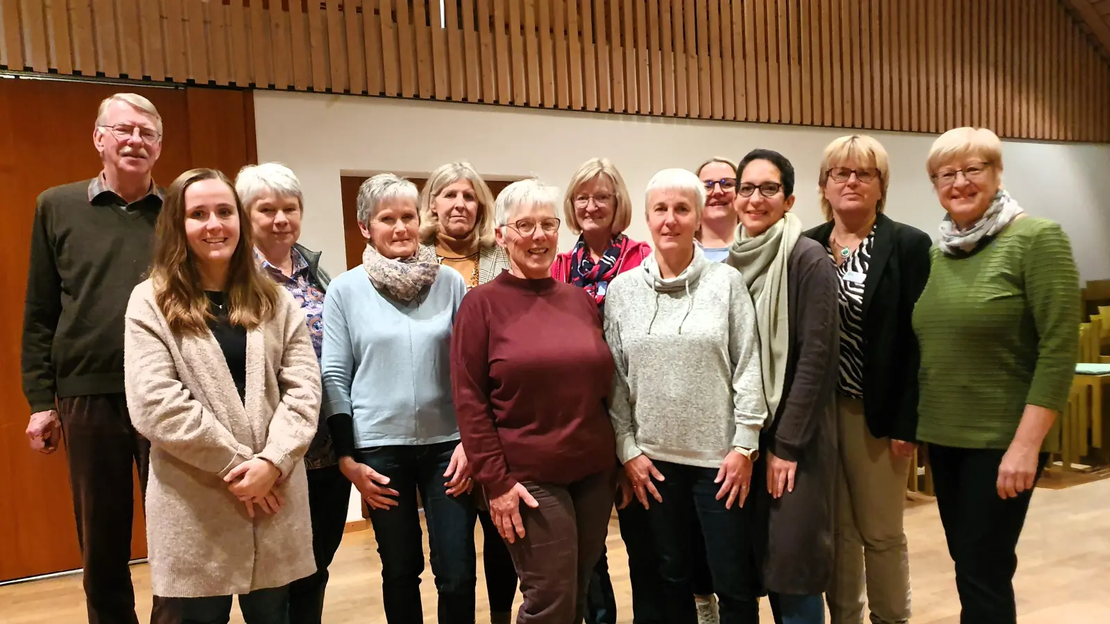 Die Kursteilnehmer (von links): Burkhard Haneke, Lisa Lerchl, Beatrix Haneke, Irmgard Lerchl, Petra Bruns, Josefa Westermaier, Monika Reiser, Angelika Riess, Stefanie Schmid und Nicole Dock mit den Kursleiterinnen Silvia Feustel und Lucia Schmid. (Foto: Gem)