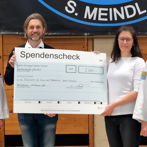 Übergabe des Spendenschecks, der am Ende durch die Teilnehmer auf 4.000 Euro aufgestockt wurde. (Foto: Sabine Meindl)
