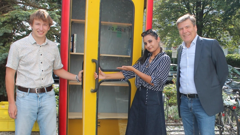 Jugendratsvorsitzende Lorenz Stabl und Sana Tawaf mit Bürgermeister Stefan Kolbe (rechts)<br>bei der offiziellen Einweihung der Bücherzelle. (Foto: KA)