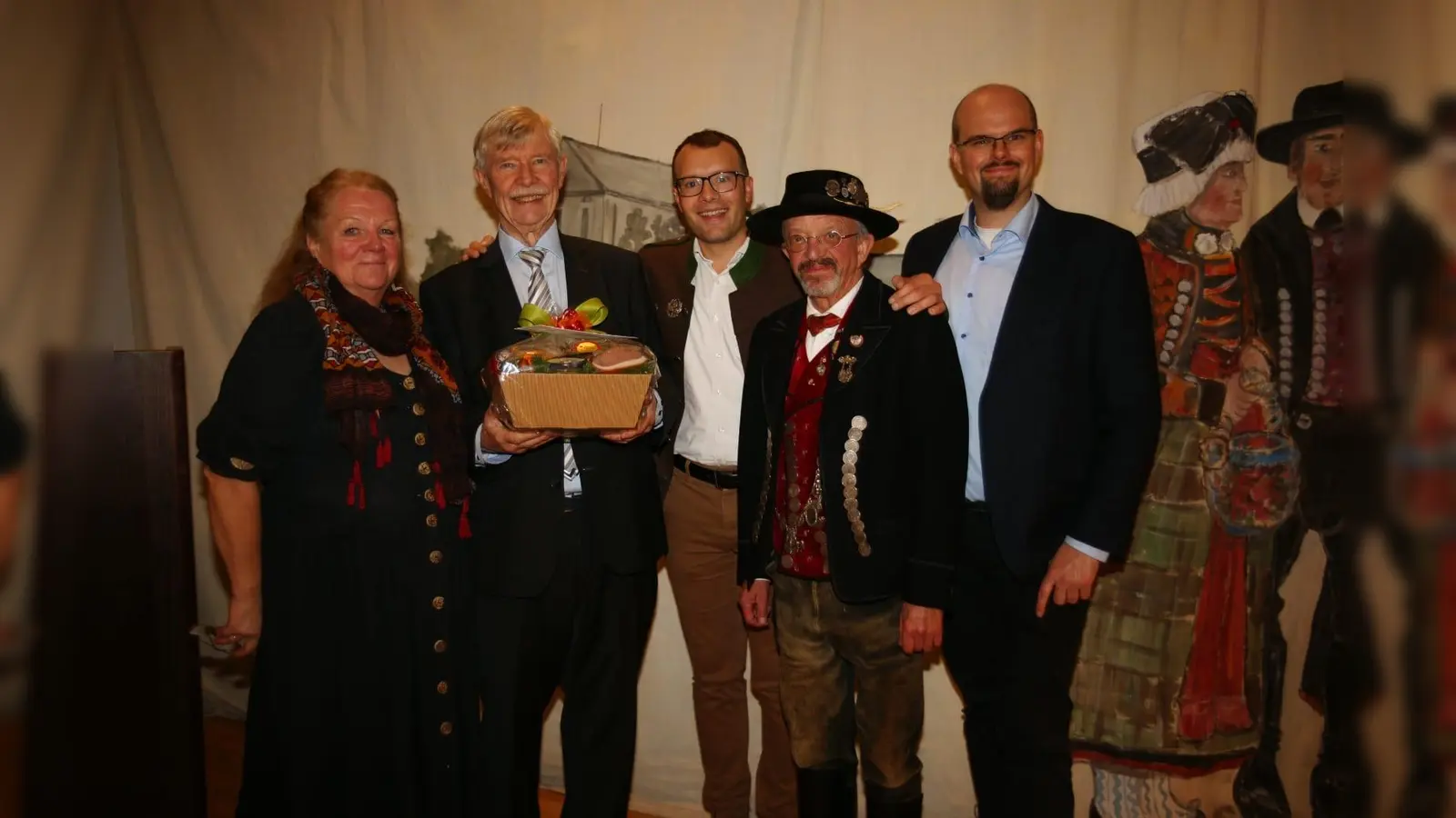 Dr. Edgar Forster (mit Geschenkkorb, 2. von links) mit einigen seiner Gratulanten: Evi Wittmann, Stadtrat Markus Erhorn, Stefan Konicsek (in Dachauer Tracht) und Pfarrgemeinderat Andreas Brüstle. (Foto: Bayernbund)