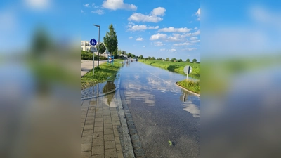 Die Ludwigstraße in Olching war überflutet. (Foto: Michael Schrodi)